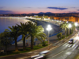 960px-Nice-night-view-with-blurred-cars_1200x900